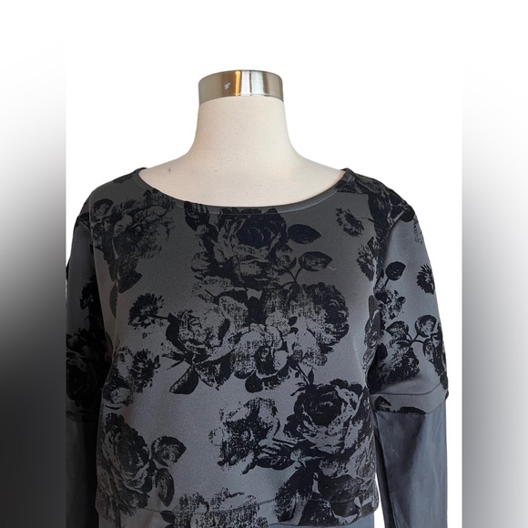 Ruti Women’s Black Long Sleeve Embossed Velvet Floral Top Size 2 M Long Sleeve - Picture 4 of 6